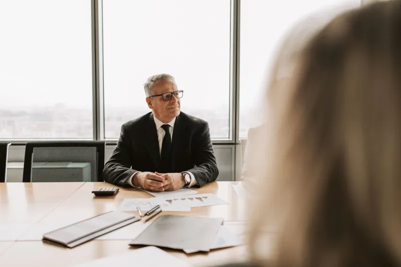 Quand les milliardaires font semblant d'avoir besoin de travailler : le vrai pouvoir derrière l'obsession du labeur chez les ultra-riches